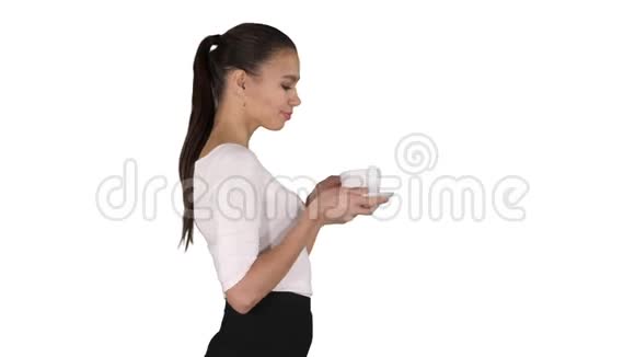 美丽的黑发女人白色的杯子茶或咖啡走在白色的背景视频的预览图