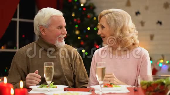快乐的老两口笑着在圣诞前夜在一起玩得很开心视频的预览图