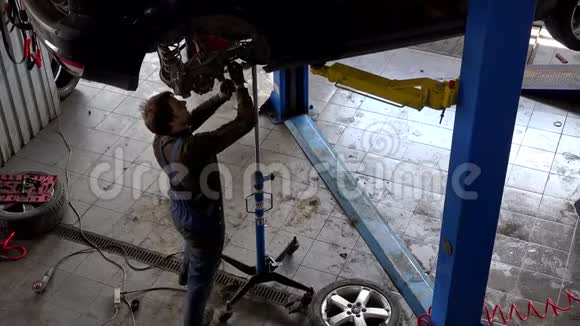 汽车修理车间修理升降车制动系统视频的预览图