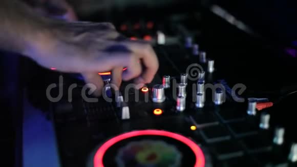 DJ控制台和旋转DJ的笔视频的预览图