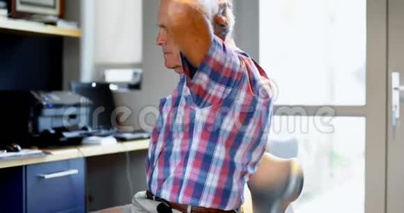 老人在椅子上锻炼视频的预览图