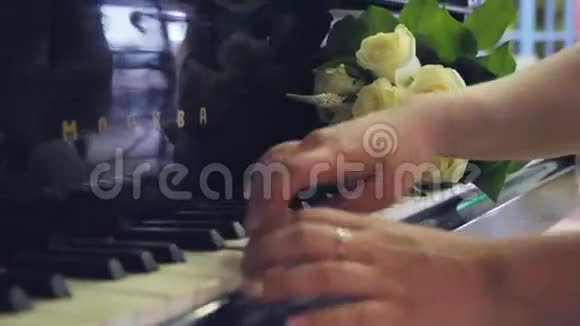 那个女孩弹钢琴视频的预览图