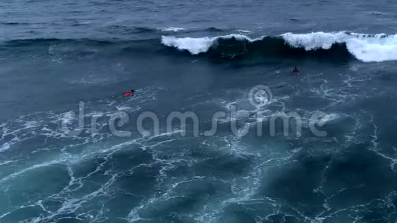 厄瓜多尔蒙塔尼塔2018年9月13日无人机空中冲浪在村前等待波浪视频的预览图