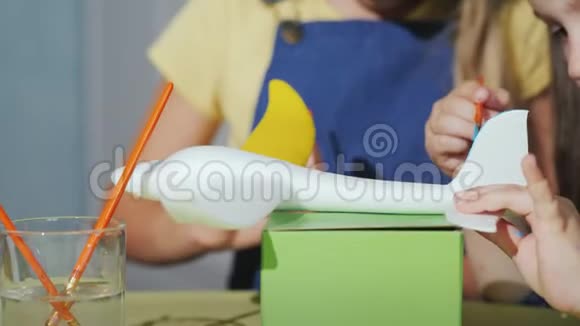 小朋友用画笔手画出飞机的模型与儿童一起发展游戏视频的预览图