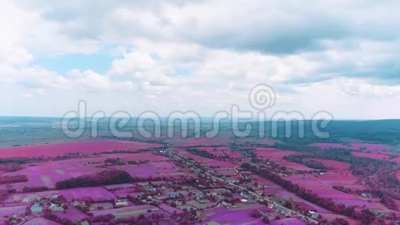 上景空中无人机正飞过风景如画的村庄4K视频的预览图