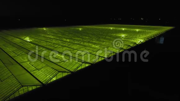 空中温室的外部镜头与LED灯的生长植物视频的预览图