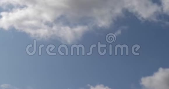 云在天空中移动诺曼底在法国时间流逝视频的预览图