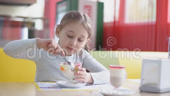 女孩用勺子吃甜点视频的预览图