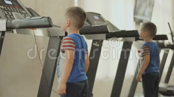 孩子在跑步机上行走视频的预览图
