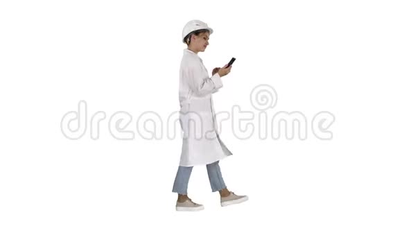 女性科学家使用智能手机在白色背景下行走视频的预览图