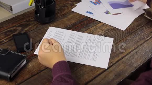 分析图表商人签署了合同圆珠笔视频的预览图