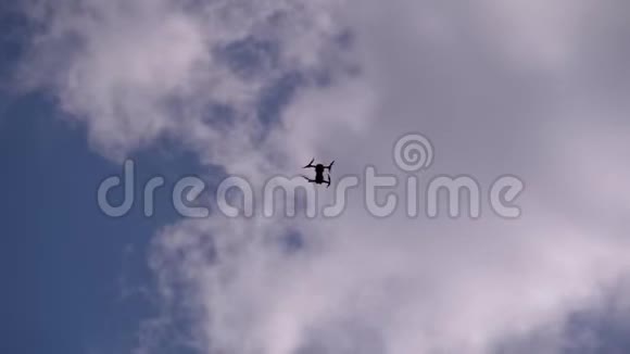 蓝天背景下的一个飞行员的剪影天空中的云在空中飞翔视频的预览图