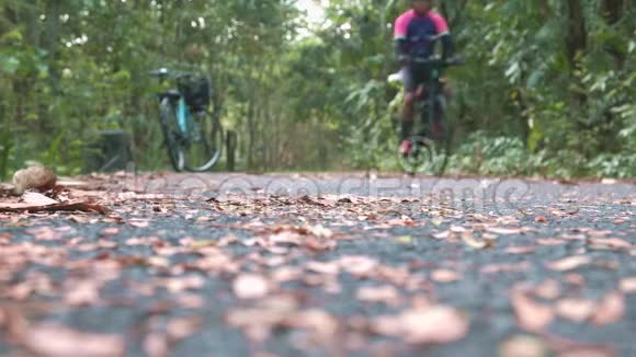 一名男子骑自行车在森林轨道上的邦克拉超泰国视频的预览图