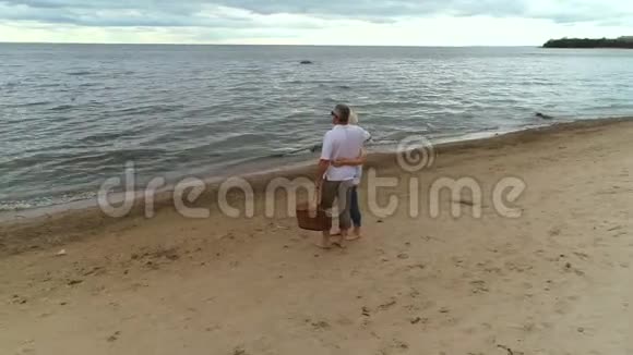 快乐的老夫妇拥抱和寻找大海视频的预览图