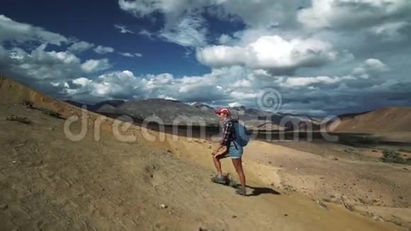 年轻的旅游妇女爬上石山滑块50fps视频的预览图