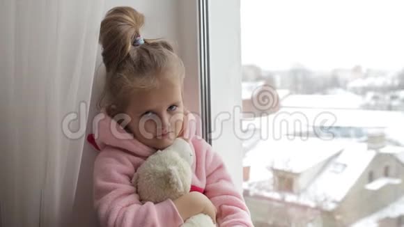 女孩紧紧地拥抱她的玩具熊视频的预览图