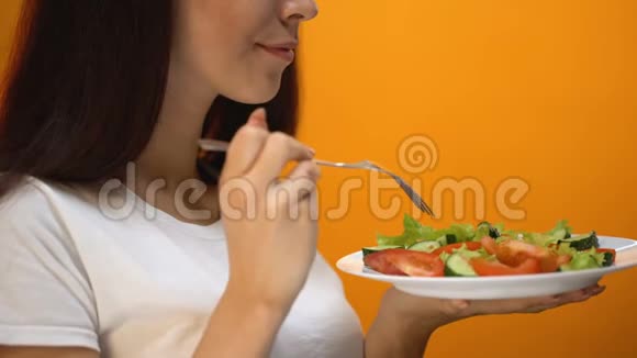女孩吃西红柿和绿色蔬菜健康减肥食谱维生素视频的预览图