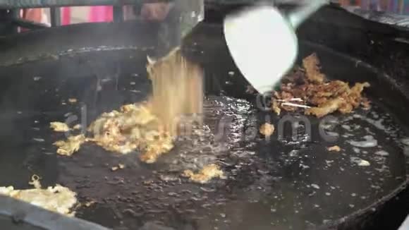 泰国街头食品HoyTOD或煎贻贝与鸡蛋在平铁锅视频的预览图