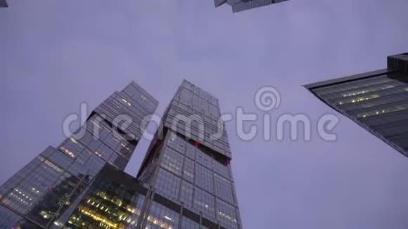 在未来派摩天大楼前旋转的低角度镜头晚上视频的预览图