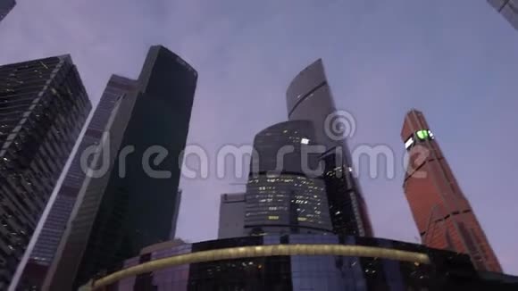 不同形状的未来式摩天大楼全景日落紫云视频的预览图