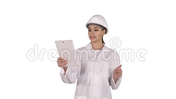 年轻的女科学家用平板电脑在白色背景下打视频电话视频的预览图