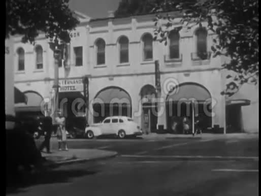 40年代在圣费尔南多街的警车追逐镜头视频的预览图