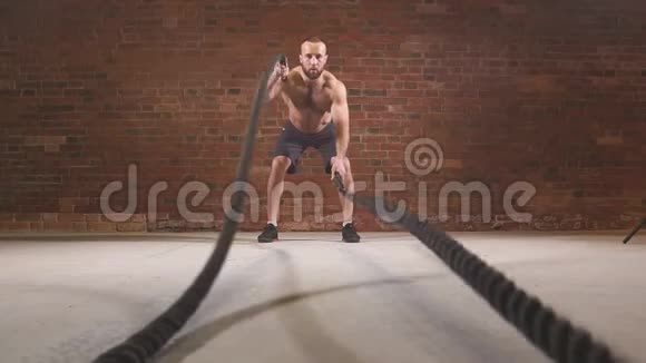 人类正在进行战斗绳索锻炼同时在交叉配合训练中锻炼慢动作视频的预览图
