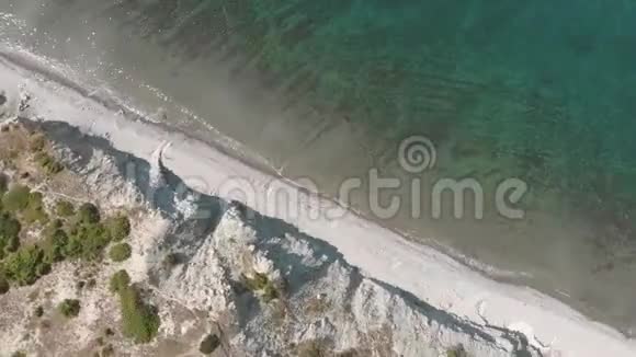 俯视热带森林和翡翠碧水蔚蓝的海滩岩石山和清澈的水景观背景视频的预览图