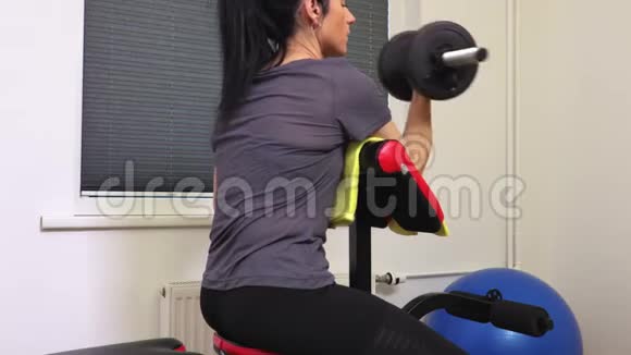 女子做二头肌后视健身运动视频的预览图