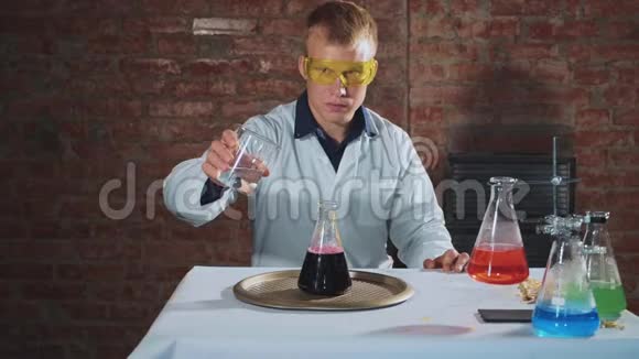 科学家进行了热泡沫爆炸的可怕化学实验视频的预览图