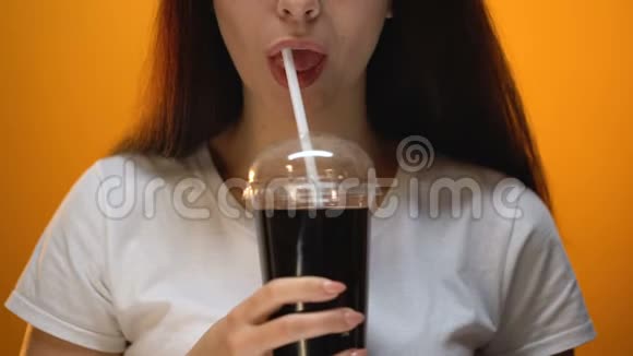 快乐女孩喝汽水享受甜饮料糖瘾概念视频的预览图