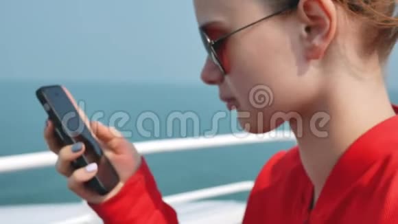 可爱的大猩猩在海洋旅行度假时使用手机视频的预览图