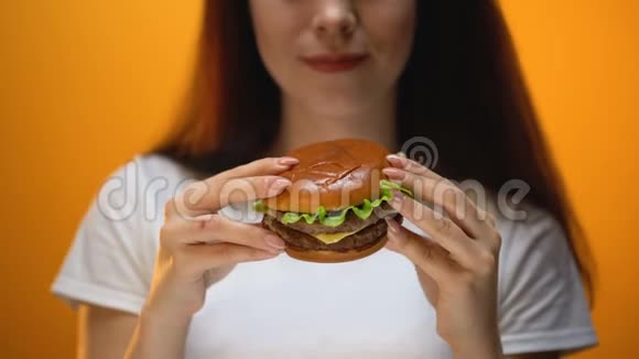 女孩吃汉堡享受快餐高热量营养肥胖风险视频的预览图