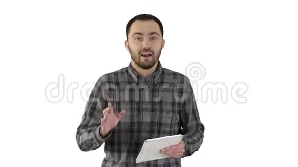一个手持平板电脑的闲人在镜头前交谈走在白色背景上视频的预览图