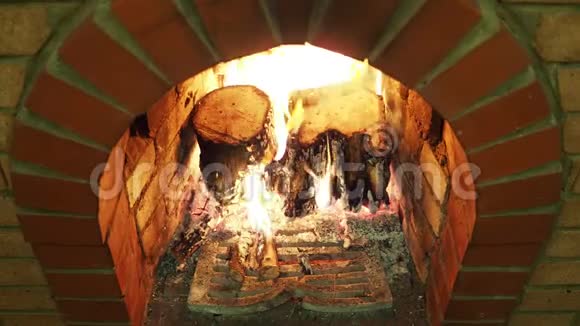 从壁炉的壁炉里燃烧着的木桩上可以看到视频的预览图