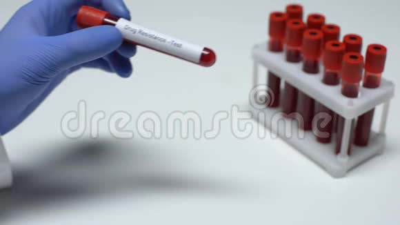 耐药性医生在试管中显示血样实验室研究健康检查视频的预览图