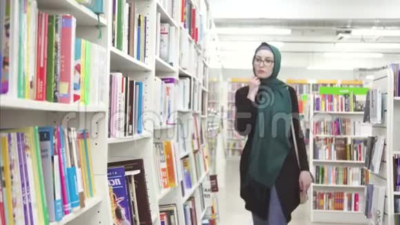 在图书馆或书店戴头巾的女孩视频的预览图