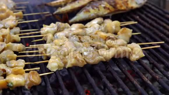 在夏季户外聚会上男人在烧烤烧烤架上为他的朋友烹饪海鲜用热炭煮海上食物视频的预览图