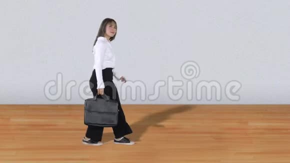 女人带着公文包走路跳舞视频的预览图