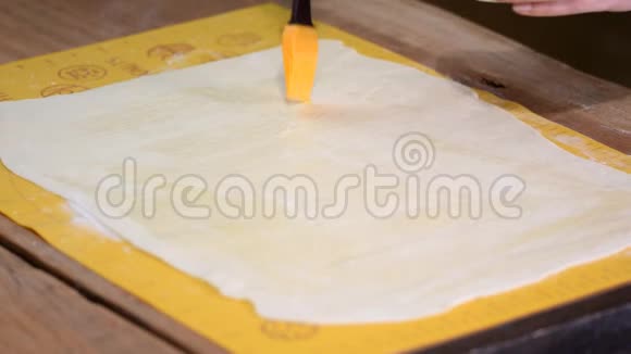 用黄油刷酵母面团做芝士卷包系列视频的预览图