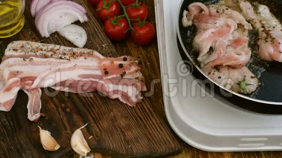 自制烹饪猪肉或牛肉胸肉在厨房的平底锅里烤蔬菜西红柿洋葱大蒜乡村风格视频的预览图