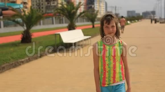 十几岁的女孩游泳后从海滩去海边视频的预览图