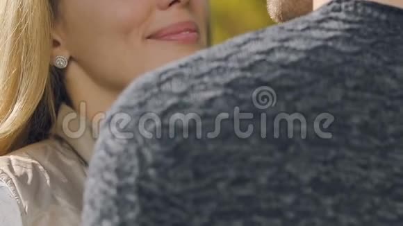 女人爱拥抱男人期待已久的忠实妻子和丈夫的会面视频的预览图