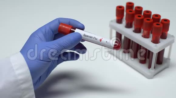 西班牙流感阴性医生在试管中显示血样健康检查视频的预览图