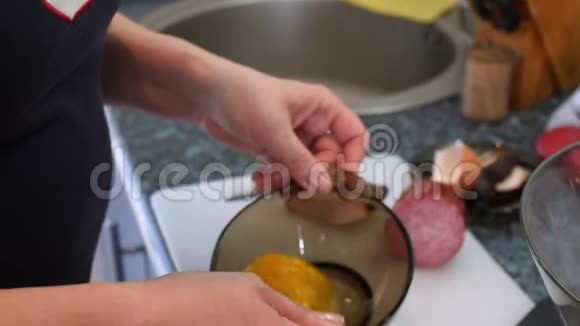 家庭主妇用鸡蛋做肉馅饼特写视频的预览图