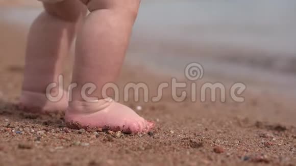 小男孩坐在海滩上慢慢地摸着沙子视频的预览图
