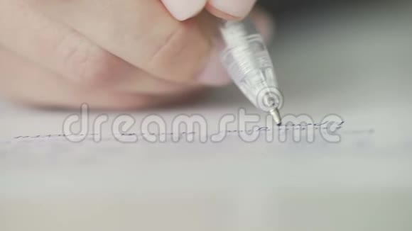 女人用钢笔写作的宏观视频的预览图