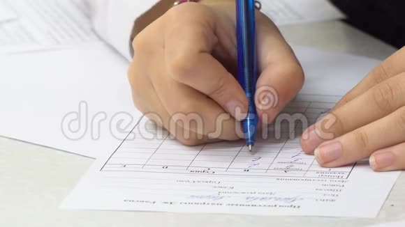 女人填写或签署文件视频的预览图