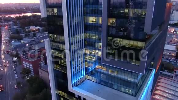 从城里的一栋办公楼飞过去视频的预览图
