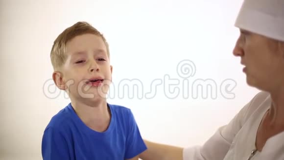 这个小男孩咳嗽得很厉害视频的预览图